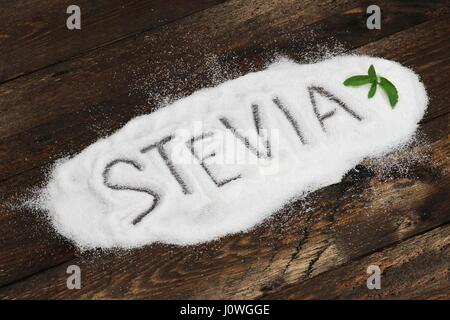 STEVIA poudre stevia en écrit sur fond de bois Banque D'Images