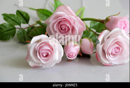 L'argile avec de l'art merveilleux de fleurs roses roses reléter sur fond blanc, belles fleurs artificielles de l'artisanat habile avec Banque D'Images