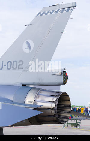 LEEUWARDEN, Pays-Bas - 10 juin 2016 : La queue d'un F-16 Fighting Falcon de l'Armée de l'air néerlandaise des journées portes ouvertes. Banque D'Images