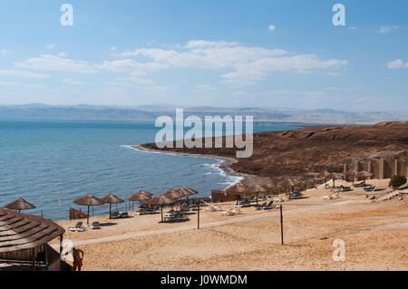 La Jordanie, Moyen-Orient : paysage rocheux et une plage à la mer Morte, ou la mer Salée, le lac salé avec la plus basse sur terre Banque D'Images