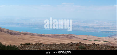 Jordanian et paysage désertique avec vue sur la mer Morte, sel de mer, le lac marin bordé à l'est par la Jordanie, Israël et la Palestine à l'ouest Banque D'Images