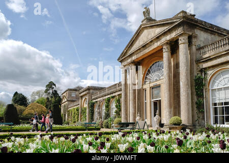 Les touristes visitant le château seigneurial, Bowood House and gardens, près de calne dans le Wiltshire, Royaume-Uni. Banque D'Images