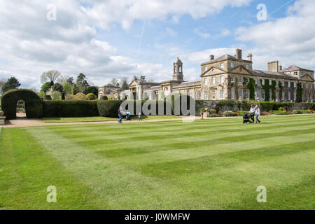 Les touristes visitant le château seigneurial, Bowood House and gardens, près de calne dans le Wiltshire, Royaume-Uni. Banque D'Images