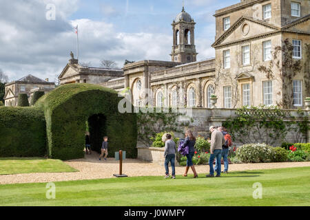 Les touristes visitant le château seigneurial, Bowood House and gardens, près de calne dans le Wiltshire, Royaume-Uni. Banque D'Images