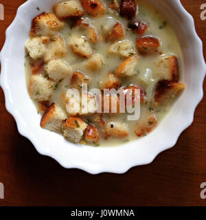 Soupe d'asperges blanches avec des croûtons Banque D'Images