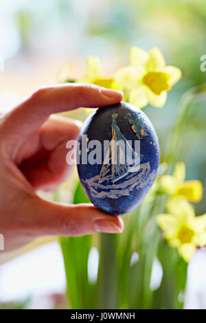 Oeufs de Pâques peints en blanc peint. navire sur l'océan bleu peint sur œuf de Pâques. Banque D'Images