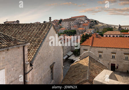 À la recherche sur les toits de Dubrovnik, Croatie Banque D'Images