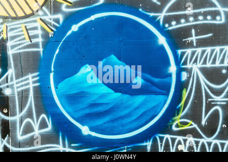 Montagnes Graffiti et ciel étoilé. S'appuyant sur le mur. Les artistes de rue. Banque D'Images