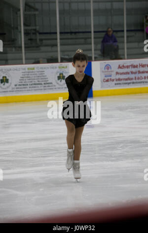 Jeune fille ses longs patins à glace d'un programme de patinage artistique Banque D'Images