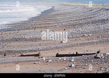 Cailloux éparpillés sur une plage sur la côte nord du Devon après une marée haute Banque D'Images