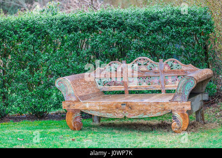 Banc décoratif élaboré à partir de l'extrême-orient dans une cour Banque D'Images