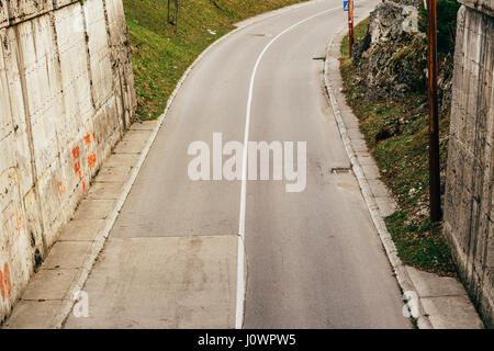 Tunnel sur la route. Deux couches de revêtement. Lane continue sur la route. Banque D'Images