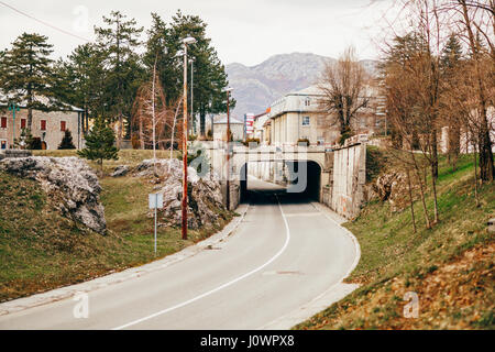 Tunnel sur la route. Deux couches de revêtement. Lane continue sur la route. Banque D'Images