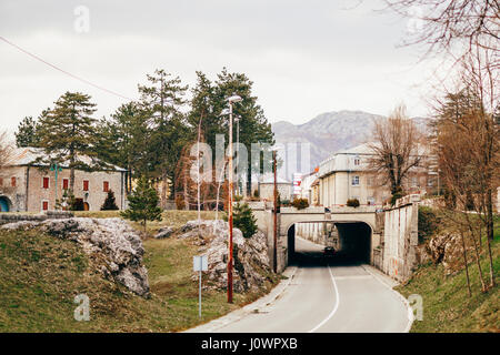 Tunnel sur la route. Deux couches de revêtement. Lane continue sur la route. Banque D'Images