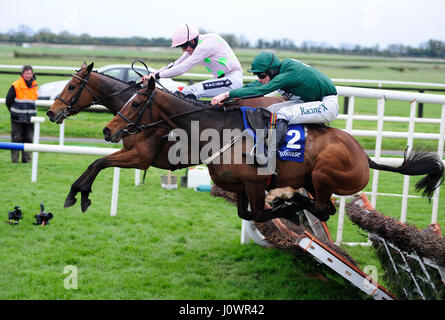 Augusta Kate et jockey David Mullins les médailles de l'Irish Stallion Farms E.B.F. Mares Novice Hurdle Final de championnat au cours de la fête de Pâques à l'Hippodrome Fairyhouse, Co Meath, Irlande. Banque D'Images