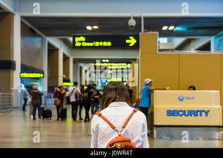 Bangkok, Thaïlande - 19 mars 2017 : Les visiteurs en attente d'enregistrement à l'Aéroport International de Don Muang. Hall de départ Terminal 2 Banque D'Images