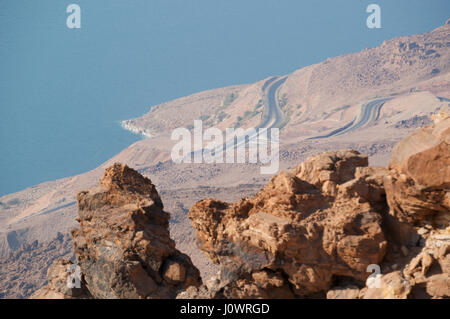 Paysage rocheux et offre une vue sur la mer Morte, le lac de sel avec la plus basse sur terre bordée par la Jordanie au Moyen-Orient, Israël et la Palestine à l'ouest Banque D'Images