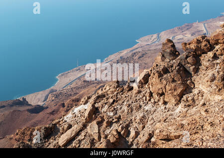 Paysage rocheux et offre une vue sur la mer Morte, le lac de sel avec la plus basse sur terre bordée par la Jordanie au Moyen-Orient, Israël et la Palestine à l'ouest Banque D'Images