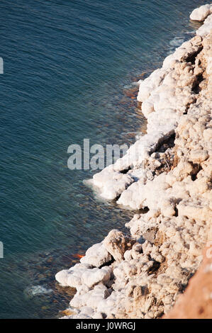 Les roches de la côte et de sel de mer Morte, le lac de sel avec la plus basse sur terre bordée par la Jordanie à l'est, Israël et la Palestine à l'ouest Banque D'Images