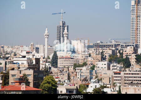 Jordanie : l'horizon de Amman, la capitale et ville la plus peuplée du Royaume hachémite de Jordanie, avec les bâtiments, les palais et les maisons Banque D'Images