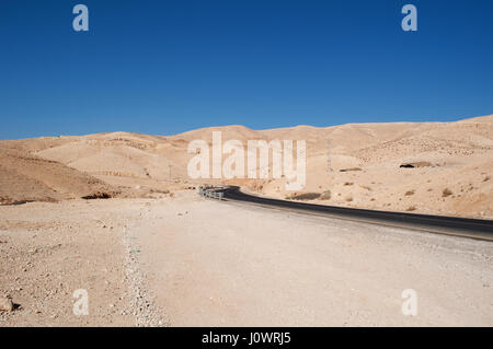 Paysage désertique et jordanienne sur la route vers la mer Morte, sel de mer, le lac marin bordé à l'est par la Jordanie, Israël et la Palestine à l'ouest Banque D'Images