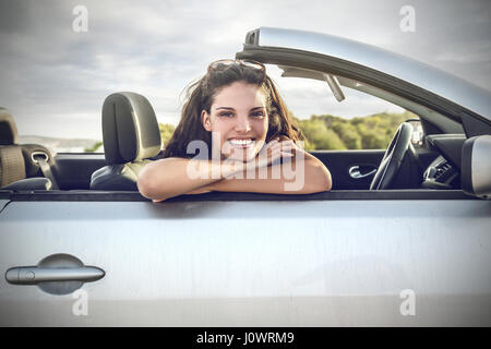 Brunette woman sitting in car Banque D'Images