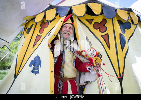 Fou du Jolly Jack Howe (Tony Hughes, de Somerset) quitte sa tente à Glastonbury le week-end médiéval, Glastonbury Abbey, dans le Somerset. Banque D'Images