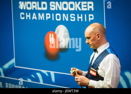 Peter Ebdon en action contre Stuart Bingham le deuxième jour de la Championnats du monde de snooker Betfred à The Crucible Theatre, Sheffield. Banque D'Images