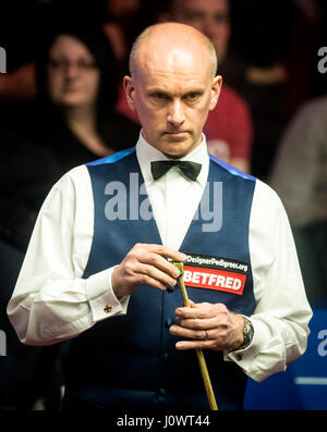 Peter Ebdon en action contre Stuart Bingham le deuxième jour de la Championnats du monde de snooker Betfred à The Crucible Theatre, Sheffield. Banque D'Images