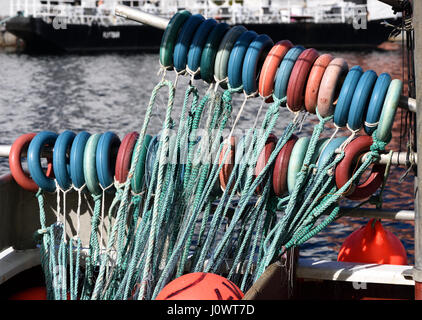 Annulaire de couleurs vives en plastique flotte sur un bateau de pêche à Alesund port. Ålesund, Møre og Romsdal (Norvège). Banque D'Images