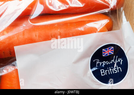 Label britannique fièrement avec Union Jack flag sur un sac de carottes de Waitrose. Banque D'Images