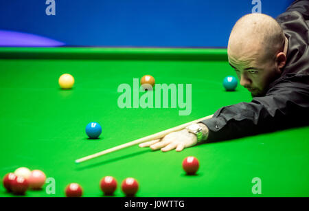 Luca Brecel en action contre Marco Fu le jour deux de la Championnats du monde de snooker Betfred à The Crucible Theatre, Sheffield. Banque D'Images