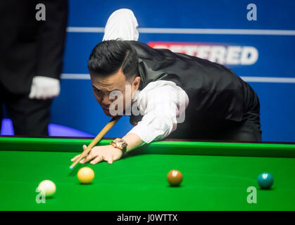 Marco Fu en action contre Luca Brecel le deuxième jour de la Championnats du monde de snooker Betfred à The Crucible Theatre, Sheffield. Banque D'Images