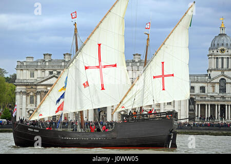 La flotte de grands voiliers passe le Old Royal Naval College à Greenwich pendant un défilé de naviguer sur la Tamise pour marquer la fin de l'Royal Greenwich Tall Ships Festival dans le cadre des Rendez-vous des grands voiliers 2017 régate. Banque D'Images