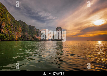 Ao Nang côte au coucher, province de Krabi, Thaïlande, Asie du Sud-Est Banque D'Images