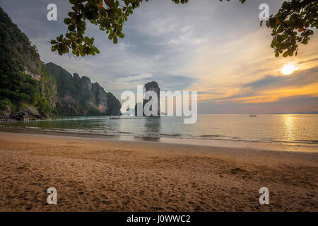 Pai Plong plage au coucher du soleil, Ao Nang, province de Krabi, Thaïlande, Asie du Sud-Est Banque D'Images