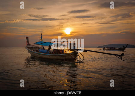 Longue queue voile au coucher du soleil sur la plage Ao Nang, province de Krabi, Thaïlande, Asie du Sud-Est Banque D'Images