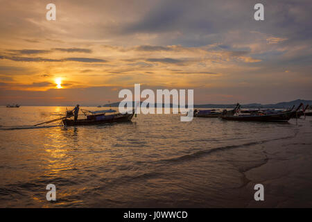 Long Tail boats au coucher du soleil sur la plage Ao Nang, province de Krabi, Thaïlande, Asie du Sud-Est Banque D'Images