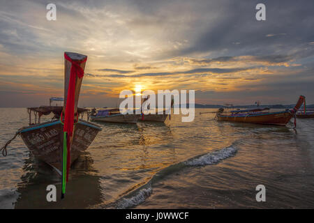 Long Tail boats au coucher du soleil sur la plage Ao Nang, province de Krabi, Thaïlande, Asie du Sud-Est Banque D'Images