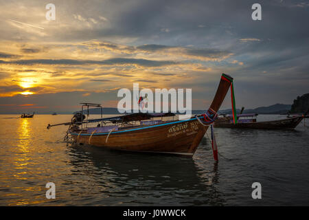 Long Tail boats au coucher du soleil sur la plage Ao Nang, province de Krabi, Thaïlande, Asie du Sud-Est Banque D'Images