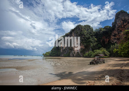 East Railay plage à marée basse en hiver, Ao Nang, province de Krabi, Thaïlande Banque D'Images