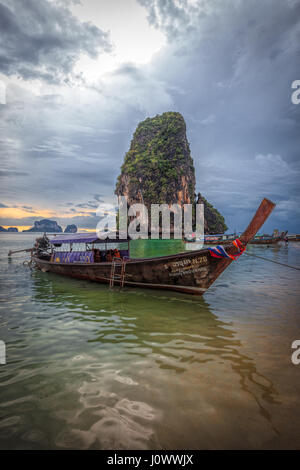 Phra Nang Beach, Railay, province de Krabi, Thaïlande : bateaux longtail en face de l'île heureuse Banque D'Images