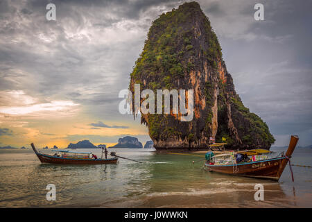 Phra Nang Beach, Railay, province de Krabi, Thaïlande : bateaux longtail food vendor en face de Happy Island Banque D'Images