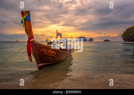 Ao Nang Beach, Railay, province de Krabi, Thaïlande : bateau longtail au coucher du soleil Banque D'Images