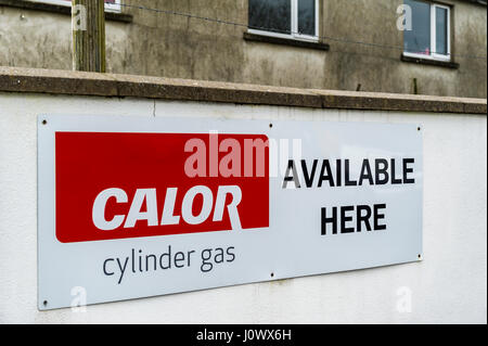 Calor gaz cylindre disponible ici à la vente metal signe sur un mur blanc avec copie espace. Banque D'Images