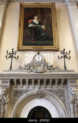 Grande bibliothèque d'Osgoode Hall, manteau de cheminée avec portrait de Sir John Beverley Robinson, des sculptures, des rosettes, Toronto, Ontario, Canada. Banque D'Images