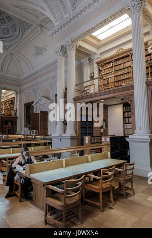 Grande bibliothèque d'Osgoode Hall, plafond orné de colonnes, d'un bureau et de chaises, Toronto, Ontario, Canada. Banque D'Images
