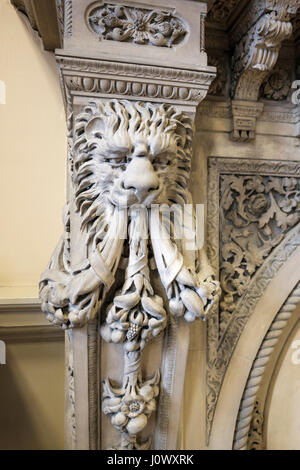 Grande bibliothèque d'Osgoode Hall, manteau de cheminée avec sculpture d'un lion head, rosettes, Toronto, Ontario, Canada. Banque D'Images