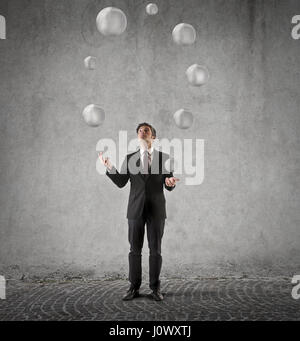 Businessman juggling avec boules Banque D'Images