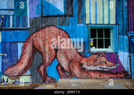 Image d'art graffiti d'un renard peint sur un mur de grange dans le village de Bayfield, Ontario, Canada. Banque D'Images